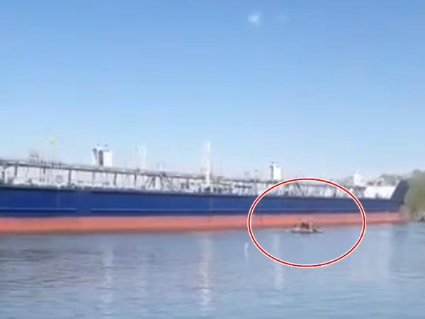 В Ростовской области баржа едва не потопила рыбаков