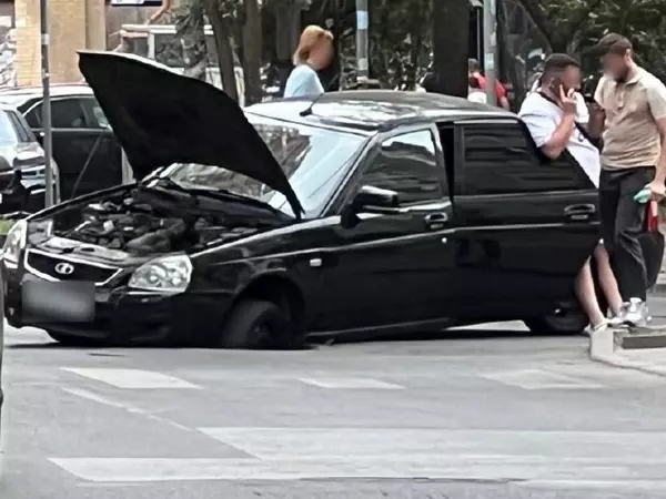 В Ростове легковушка застряла в яме посреди дороги