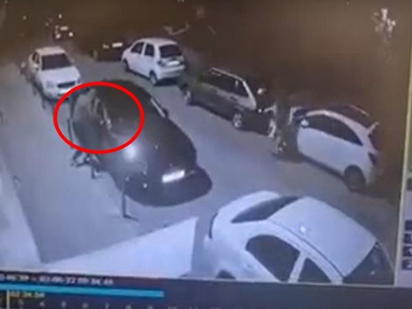 На Западном в Ростове двое мужчин обокрали автомобиль