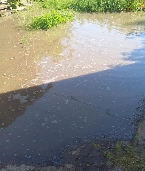В Новошахтинске коммунальщики затопили двор, выкачивая воду из ямы на улице