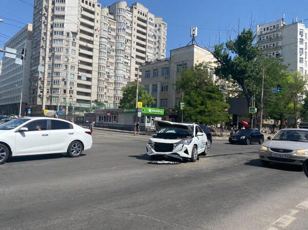 На одном из перекрестков в центре Ростова столкнулись две легковушки
