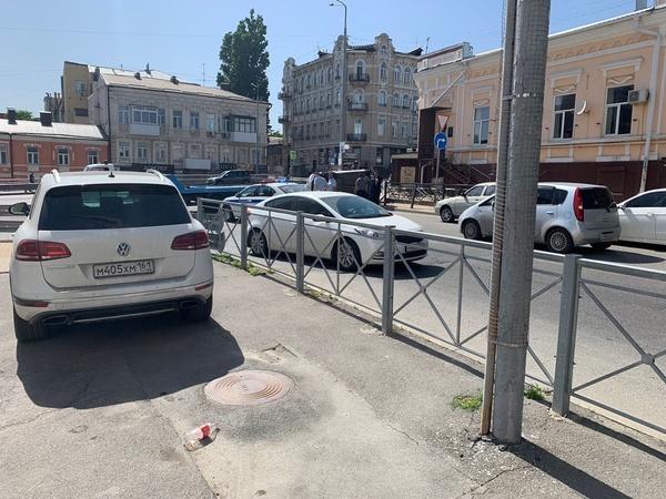 В Ростове водитель иномарки снес забор перед «подземкой» и опрокинулся