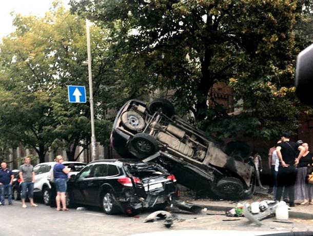 На Западном в Ростове произошла авария с «перевертышем»