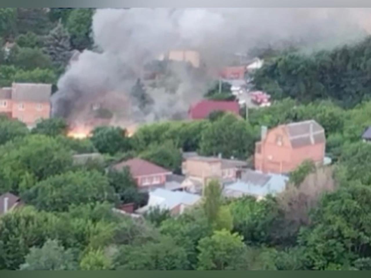 В Ростове на большой площади горит частный дом » DonDay - новости  Ростова-на-Дону. Происшествия, события, новости бизнеса, политики, культуры  и спорта.