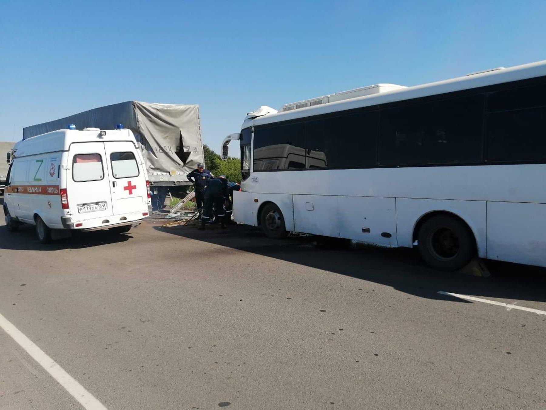 В Ростовской области автобус врезался в грузовик: пострадали двое » DonDay  - новости Ростова-на-Дону. Происшествия, события, новости бизнеса,  политики, культуры и спорта.