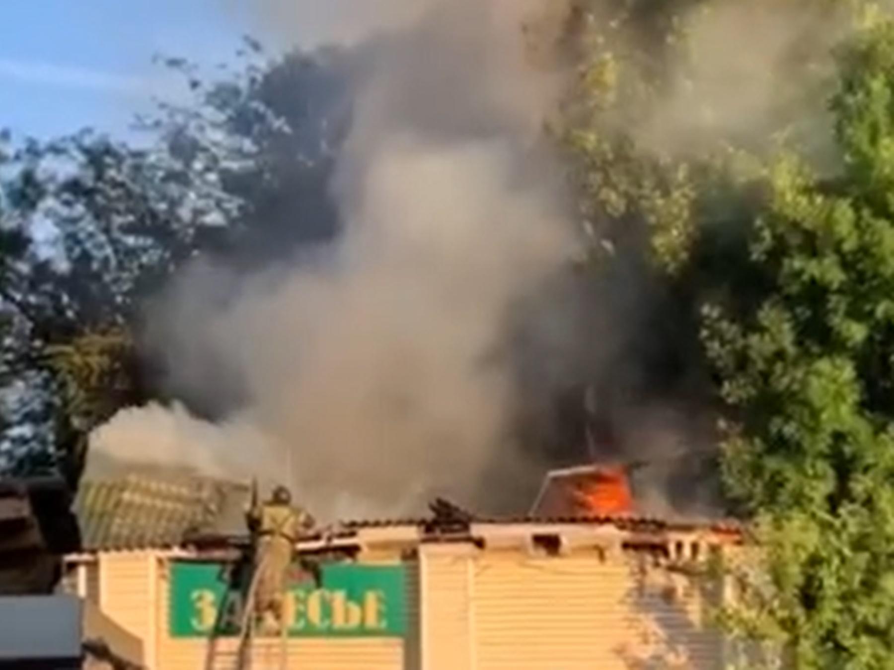 В Ростове сгорело заброшенное кафе «Залесье»