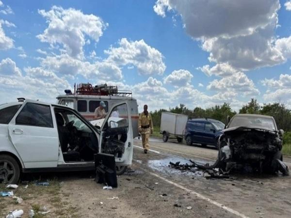Под Волгоградом в массовом ДТП пострадали четверо взрослых и два ребенка