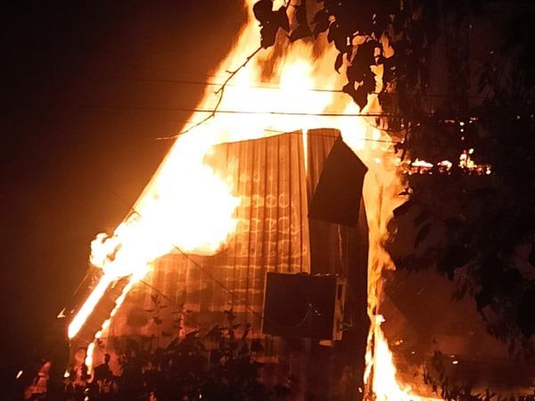 В Таганроге семья с ребенком пострадала во время крупного пожара в частном доме