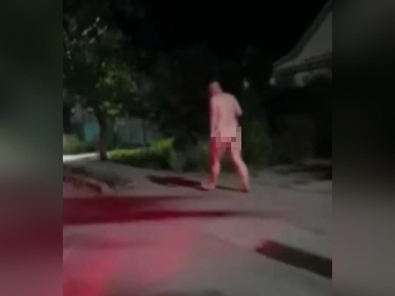 Голый мужик гуляет по улице