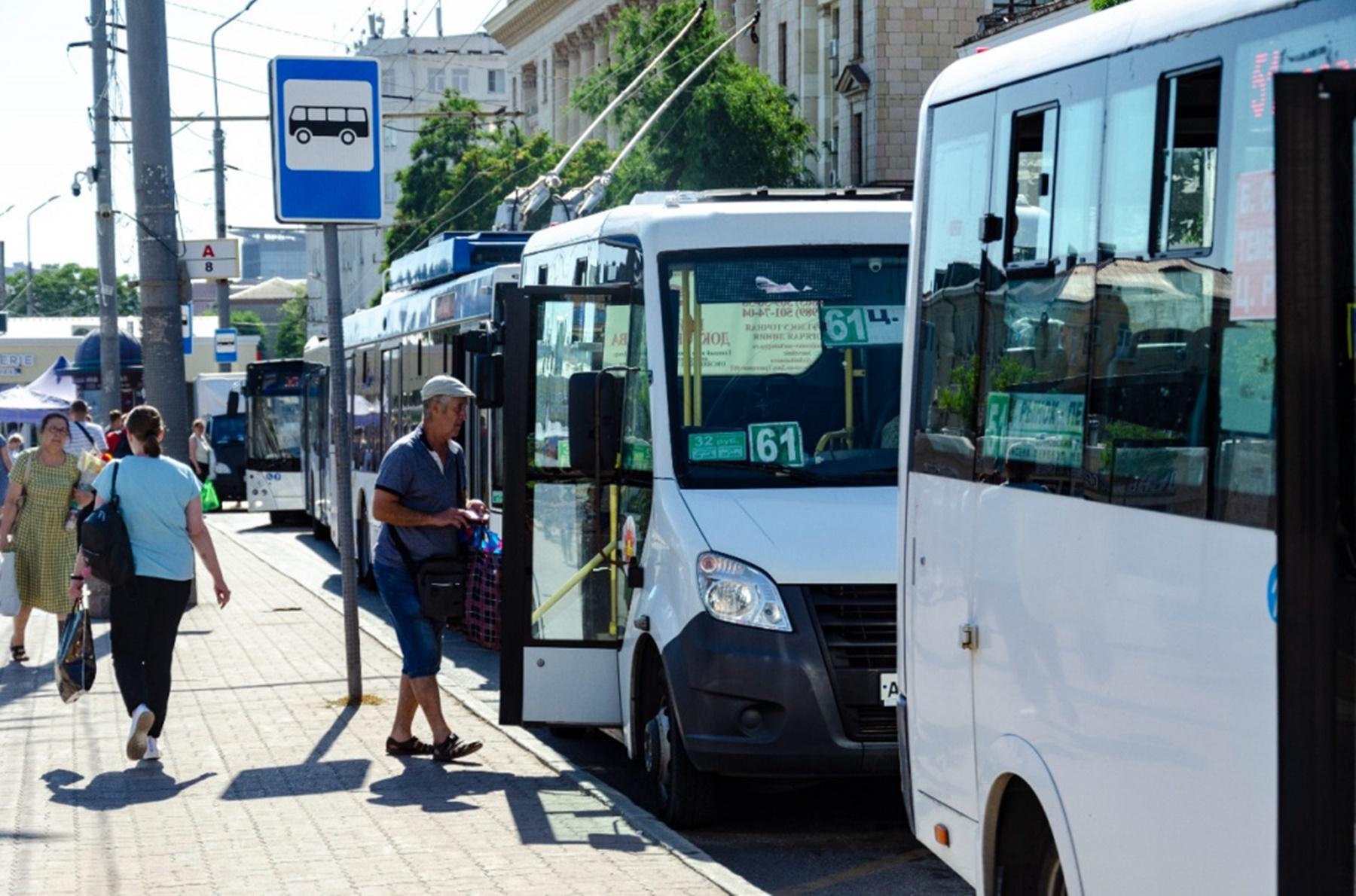 Ростов проверка. Пассажиры общественного транспорта. Автобус. Автобус большой. Автобус 15.