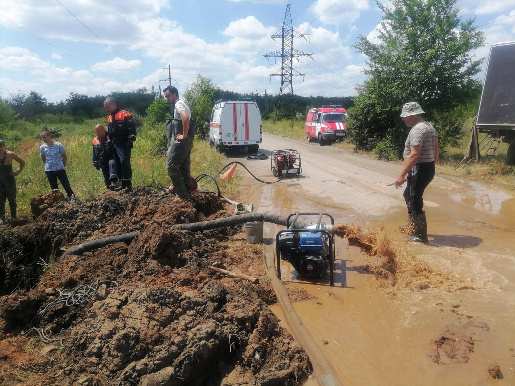 Новости г шахты. Авария на водоводе в Шахтах. Порыв водопровода. Порыв водопровода в Шахтах РО.