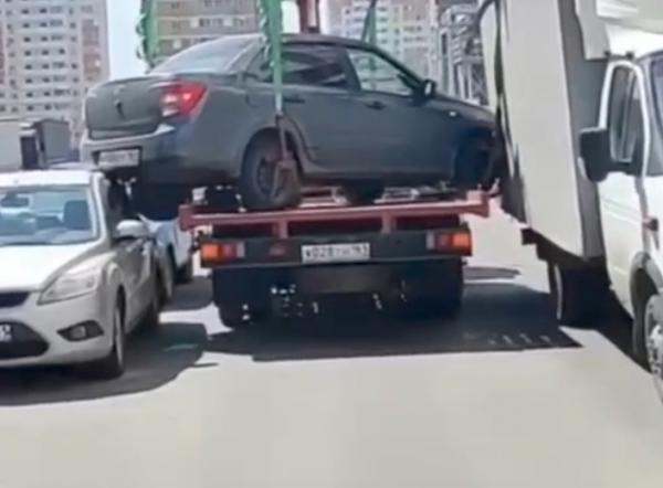 В Ростове произошло массовое ДТП с участием эвакуатора