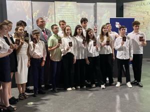 Председатель донского парламента вручил паспорта лучшим школьникам Ростовской области
