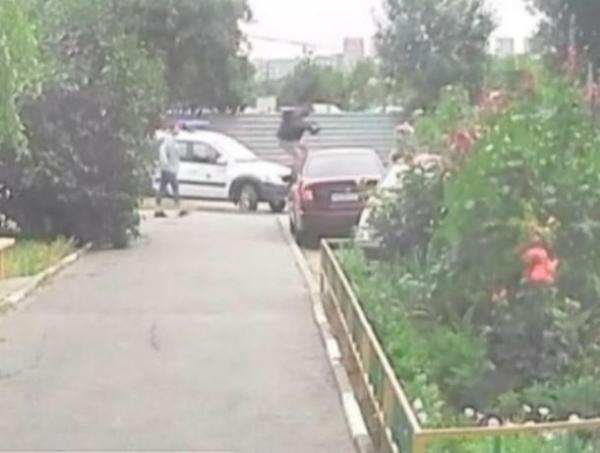 В Ростове на Северном неизвестный бегал по машинам