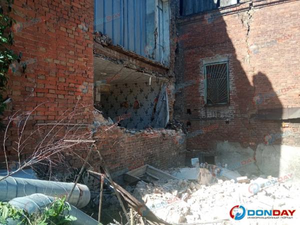 Фоторепортаж с территории рухнувшего дома на Большой Садовой