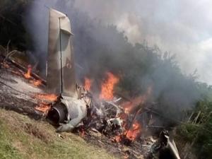 В Венесуэле возле международного аэропорта разбился военный самолет