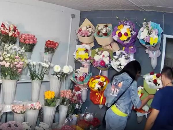 В Ростове молодая пара украла букет из цветочного магазина