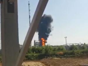 Видео с места пожара на нефтезаводе в Новошахтинске