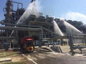 Кадры тушения пожара на нефтеперерабатывающем заводе в Новошахтинске