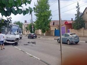 В Белой Калитве в столкновении иномарки и автобуса пострадали двое