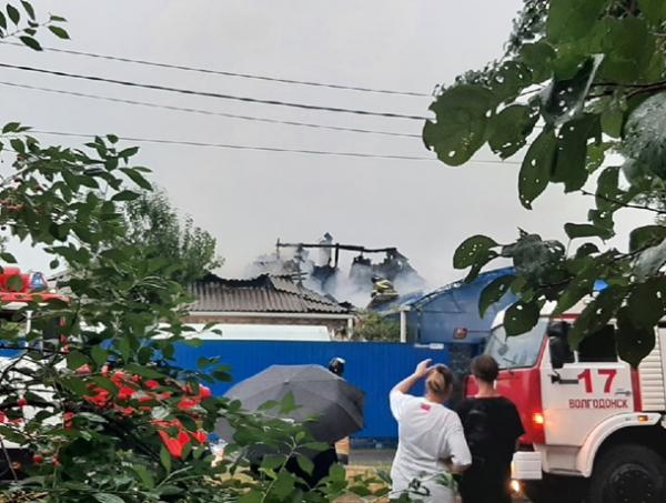 В Волгодонске дотла сгорела крыша частного дома: видео