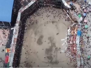 В Колумбии во время корриды обрушилась трибуна: более 300 человек пострадали