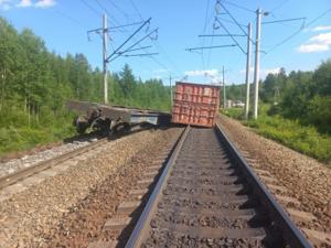 В Приамурье 19 вагонов грузового поезда сошли с рельсов