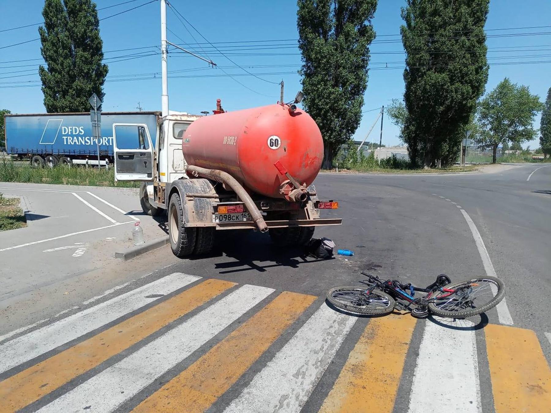 В Волгодонске велосипедистка попала под колеса ассенизаторской машины .