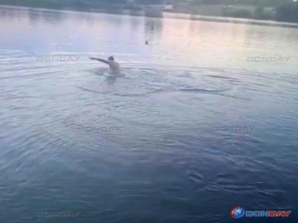 В Шахтах выпивший мужчина едва не утонул в пруду