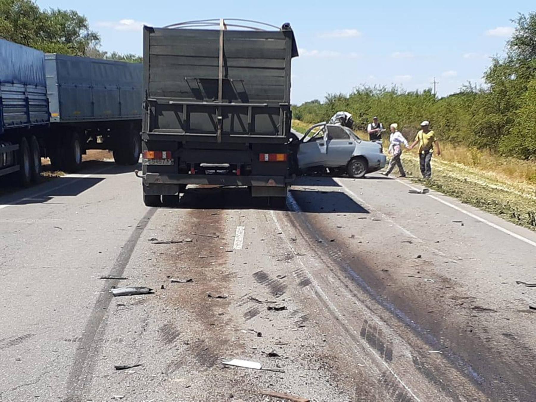 В Ростовской области зерновоз раздавил ВАЗ: погиб 39-летний мужчина