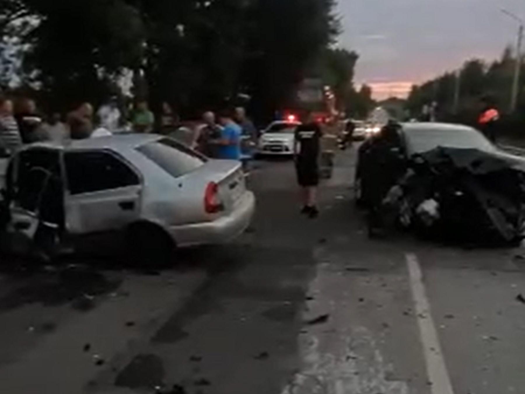 В Гуково водитель иномарки устроил ДТП с пострадавшими, совершая обгон