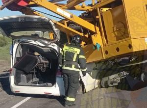 В Забайкальском крае автокран упал на минивэн с людьми, погибли два человека