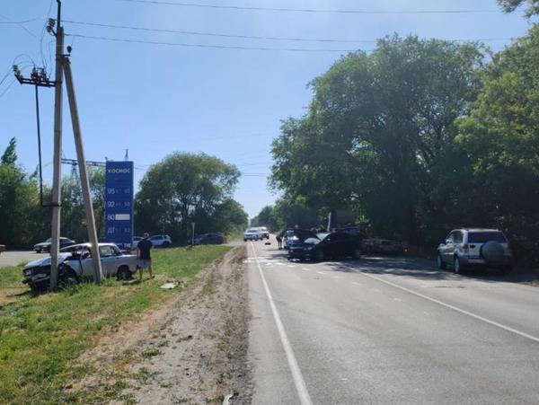 Двое мужчин пострадали в массовом ДТП под Новочеркасском
