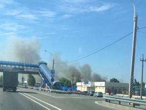 Под Ростовом 20 спасателей тушат крупный ландшафтный пожар