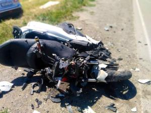В Таганроге мотоциклист и 22-летняя девушка погибли, врезавшись в иномарку