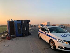 В Ростовской области водитель фуры умер за рулем и перевернулся
