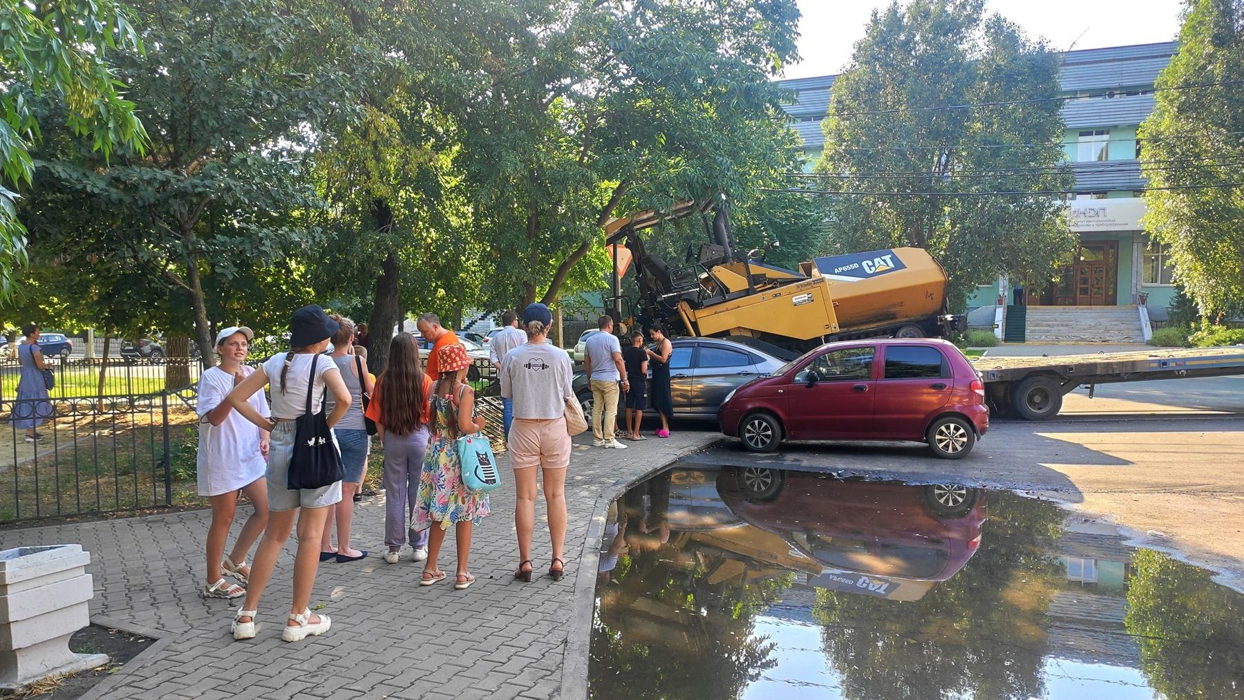 В Таганроге асфальтоукладчик протаранил два автомобиля » DonDay - новости  Ростова-на-Дону. Происшествия, события, новости бизнеса, политики, культуры  и спорта.