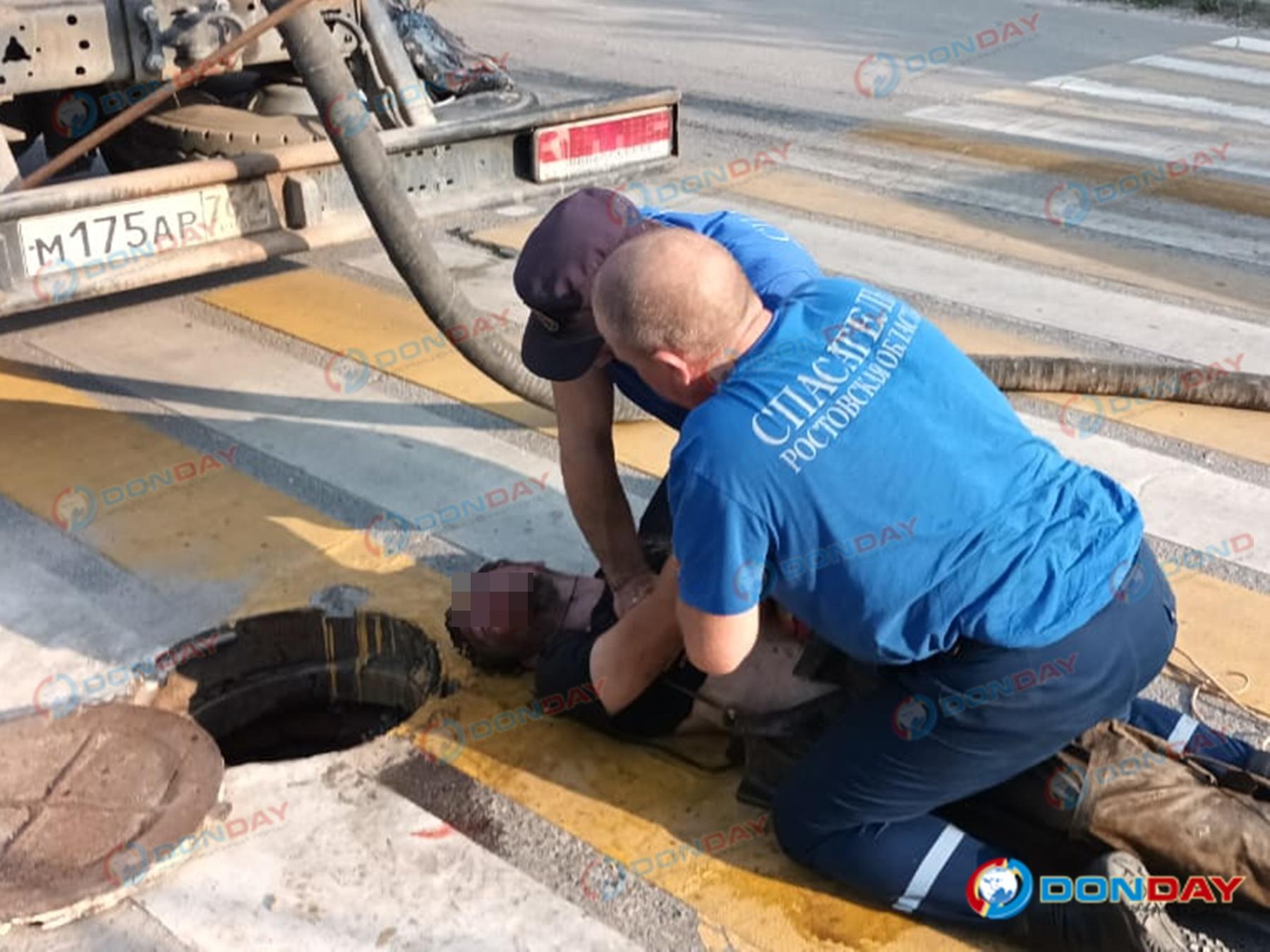 В Ростовской области спасли работника ЖКХ, упавшего в люк