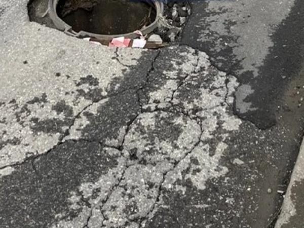 На Западном в Ростове четвертый месяц не могут отремонтировать опасный люк