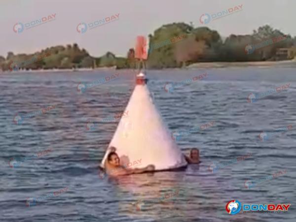 В Азове двое мужчин едва не утонули в реке Дон