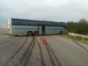 Под Волгодонском водитель автобуса избежал ДТП с трактором, врезавшись в отбойник