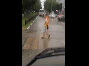 В Каменске после дождя улицы города ушли под воду