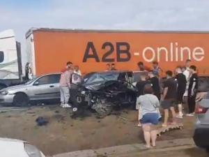 Два человека пострадали в столкновении с грузовиком на трассе в Ростовской области