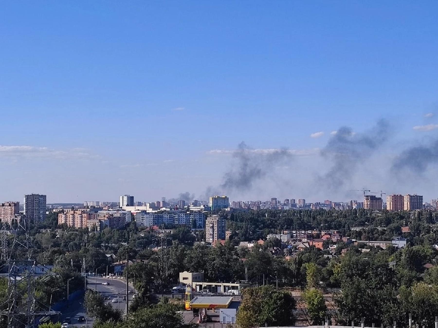 Пожар западный ростов на дону. Многоэтажки. Город многоэтажки. Город горит. Пожар многоэтажки.