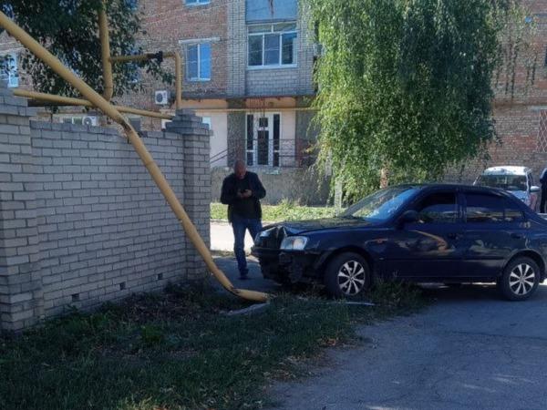 В Гуково автомобиль врезался в газовую трубу