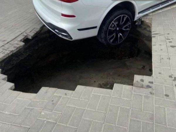 В Ростове на Западном «БМВ» едва не упала в глубокую яму