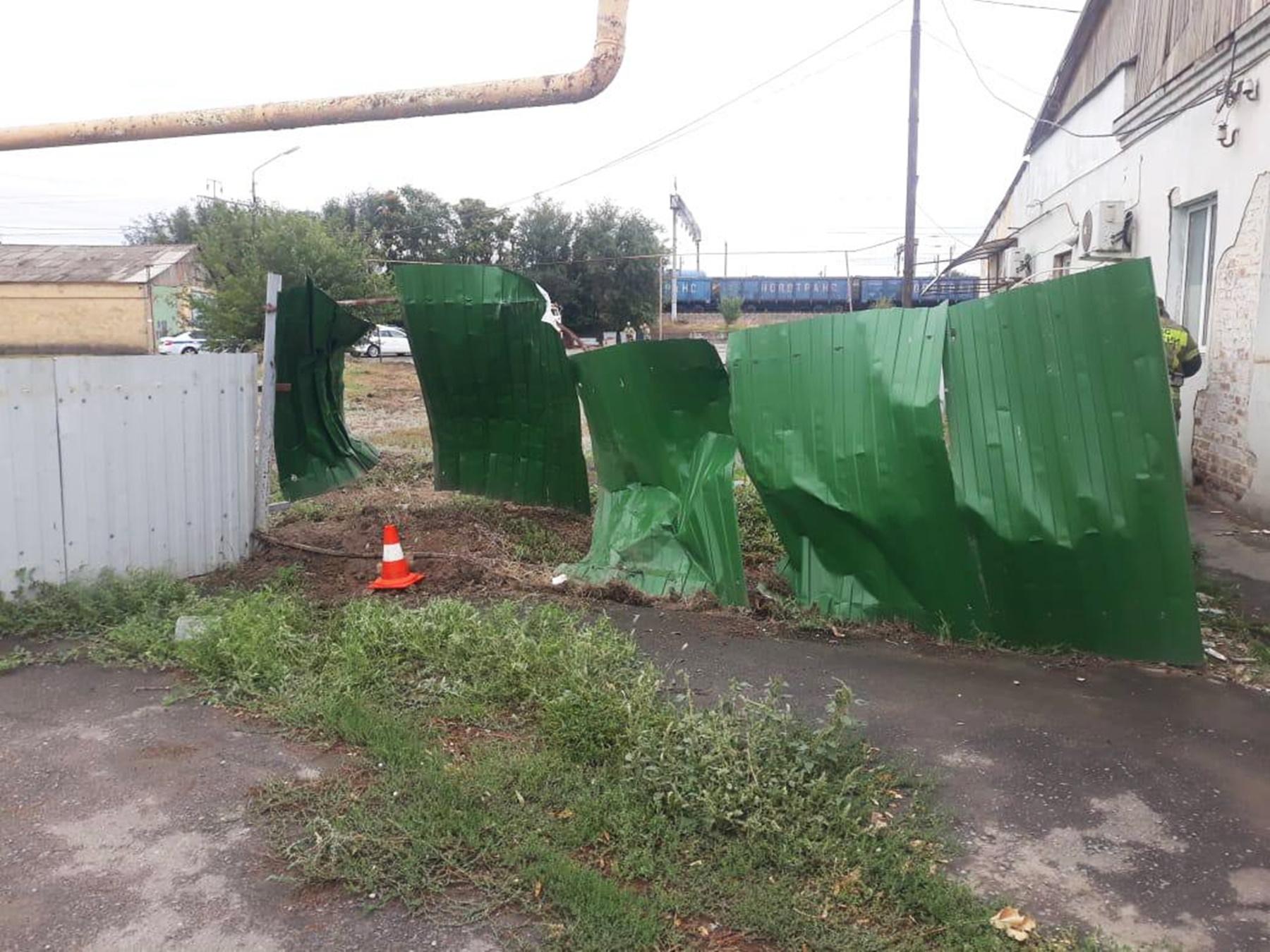 В Сальске 35-летний водитель погиб, протаранив на «Ладе» забор и бетонные трубы