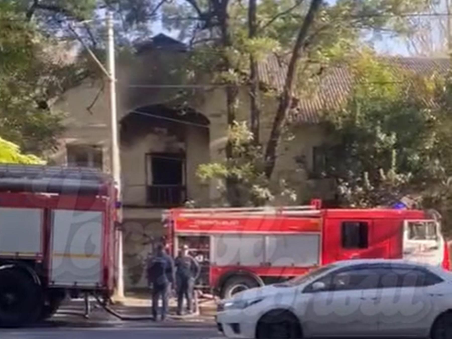 В Октябрьском районе Ростова загорелось двухэтажное заброшенное здание