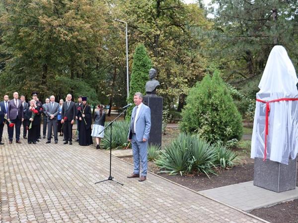 В Батайске открыли бюст Героя Социалистического Труда Петра Руденко