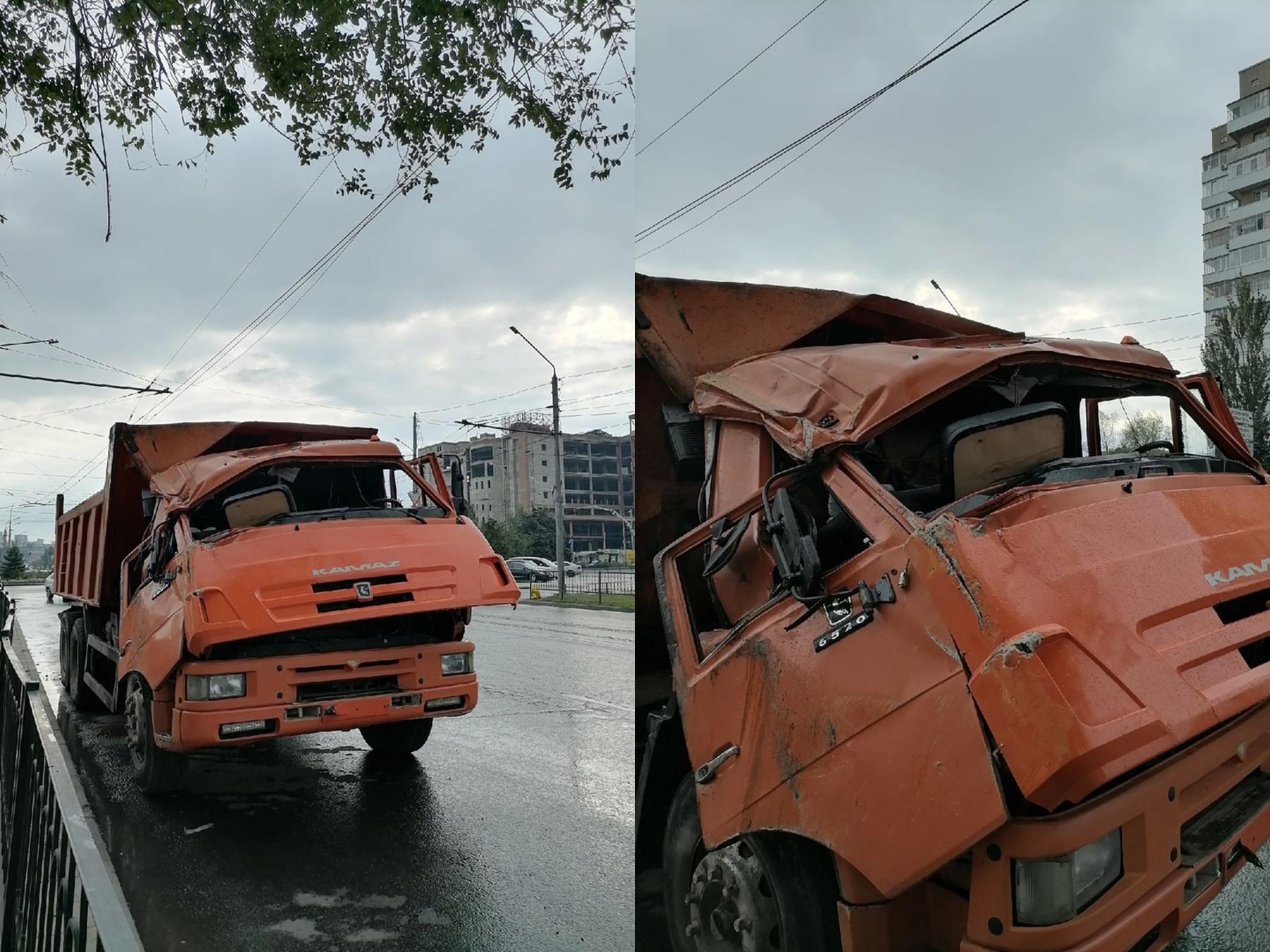 В Ростове на Космонавтов перевернулся грузовик » DonDay - новости  Ростова-на-Дону. Происшествия, события, новости бизнеса, политики, культуры  и спорта.